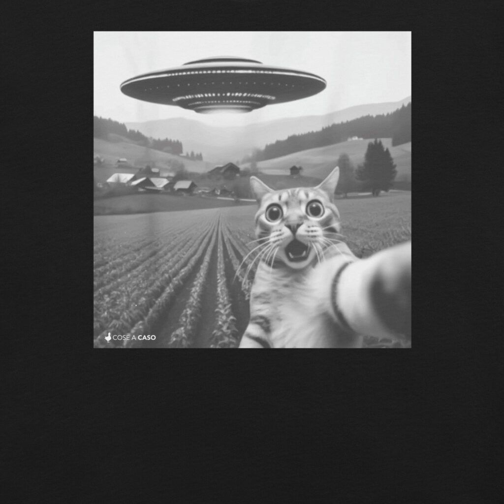 maglietta con gatto che si fa un selfie con un disco volante